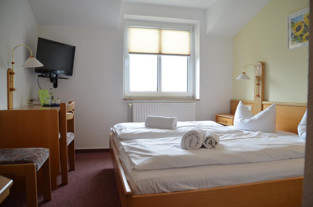 Hotel-Pension Pastow Garni Broderstorf Exterior photo