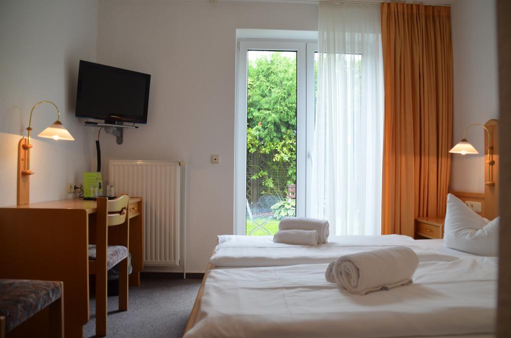Hotel-Pension Pastow Garni Broderstorf Exterior photo