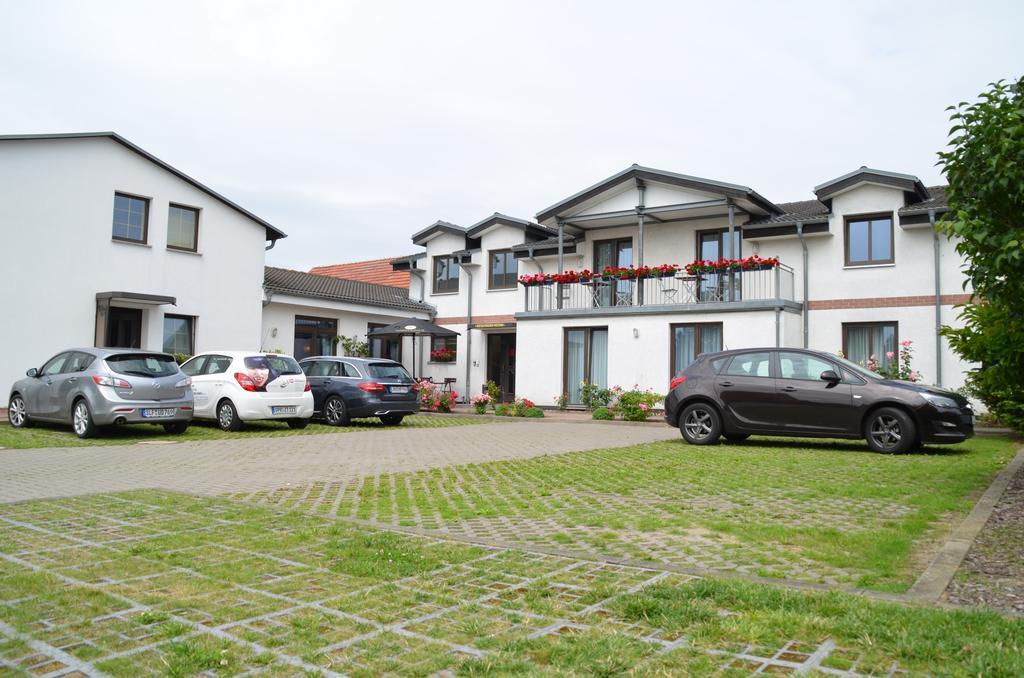 Hotel-Pension Pastow Garni Broderstorf Exterior photo
