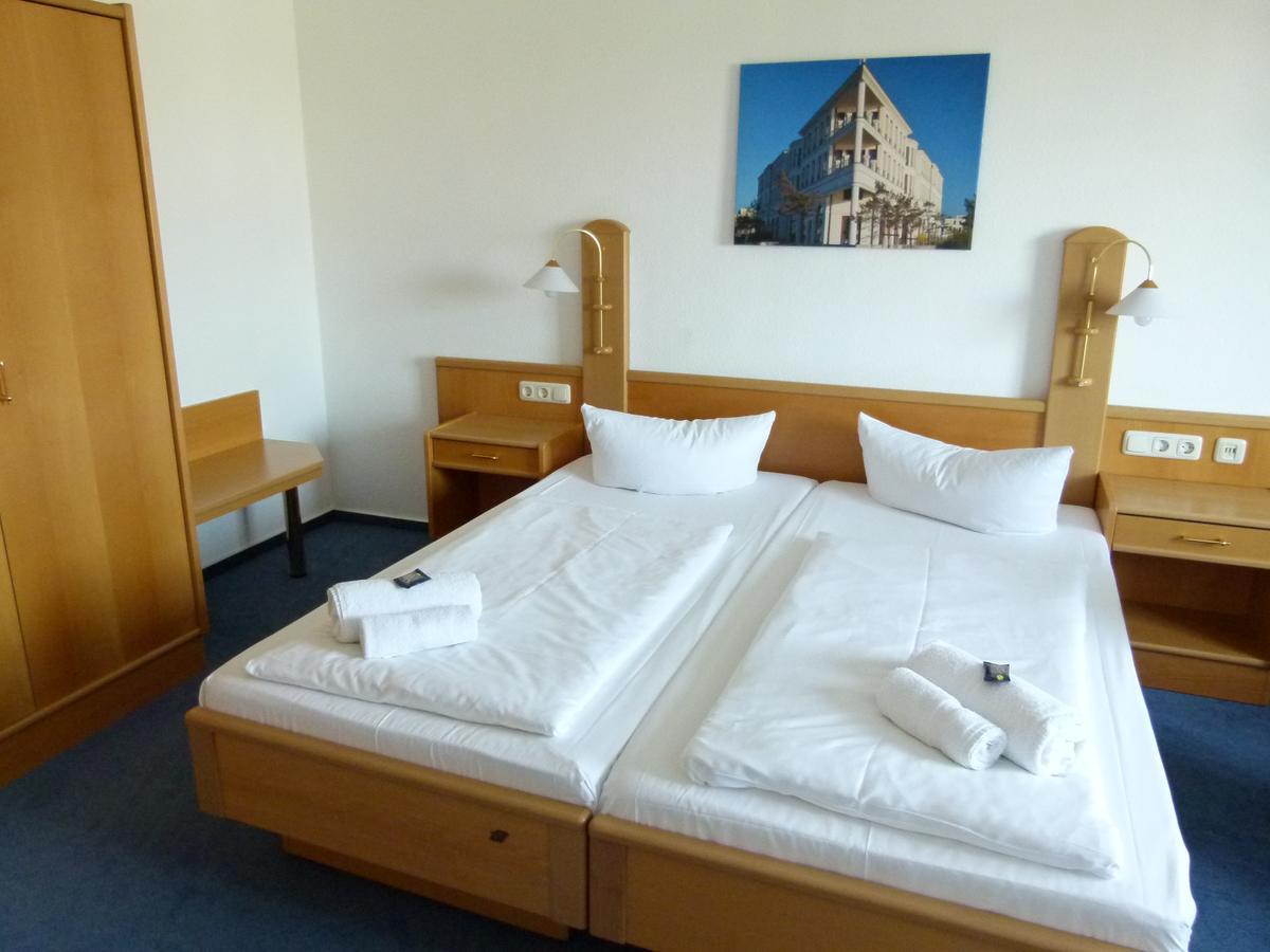 Hotel-Pension Pastow Garni Broderstorf Exterior photo
